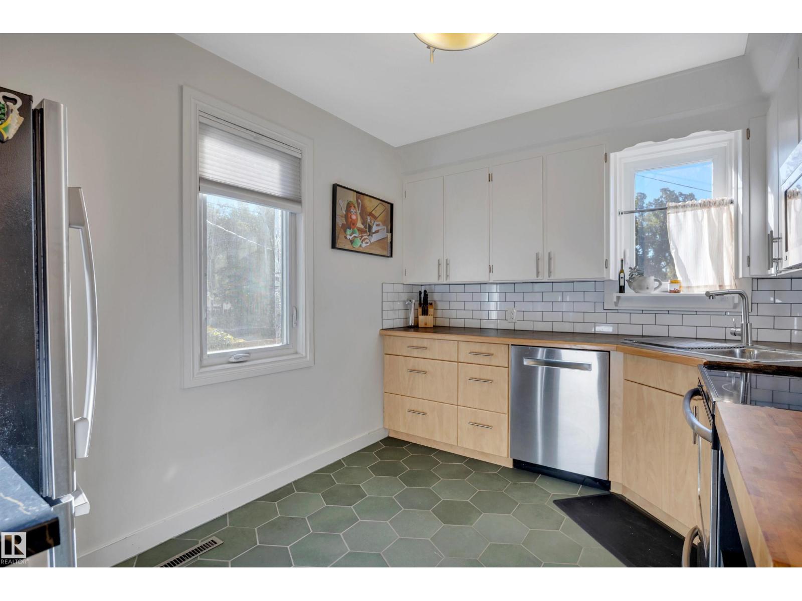 10647 68 Av Nw Property Photo 8