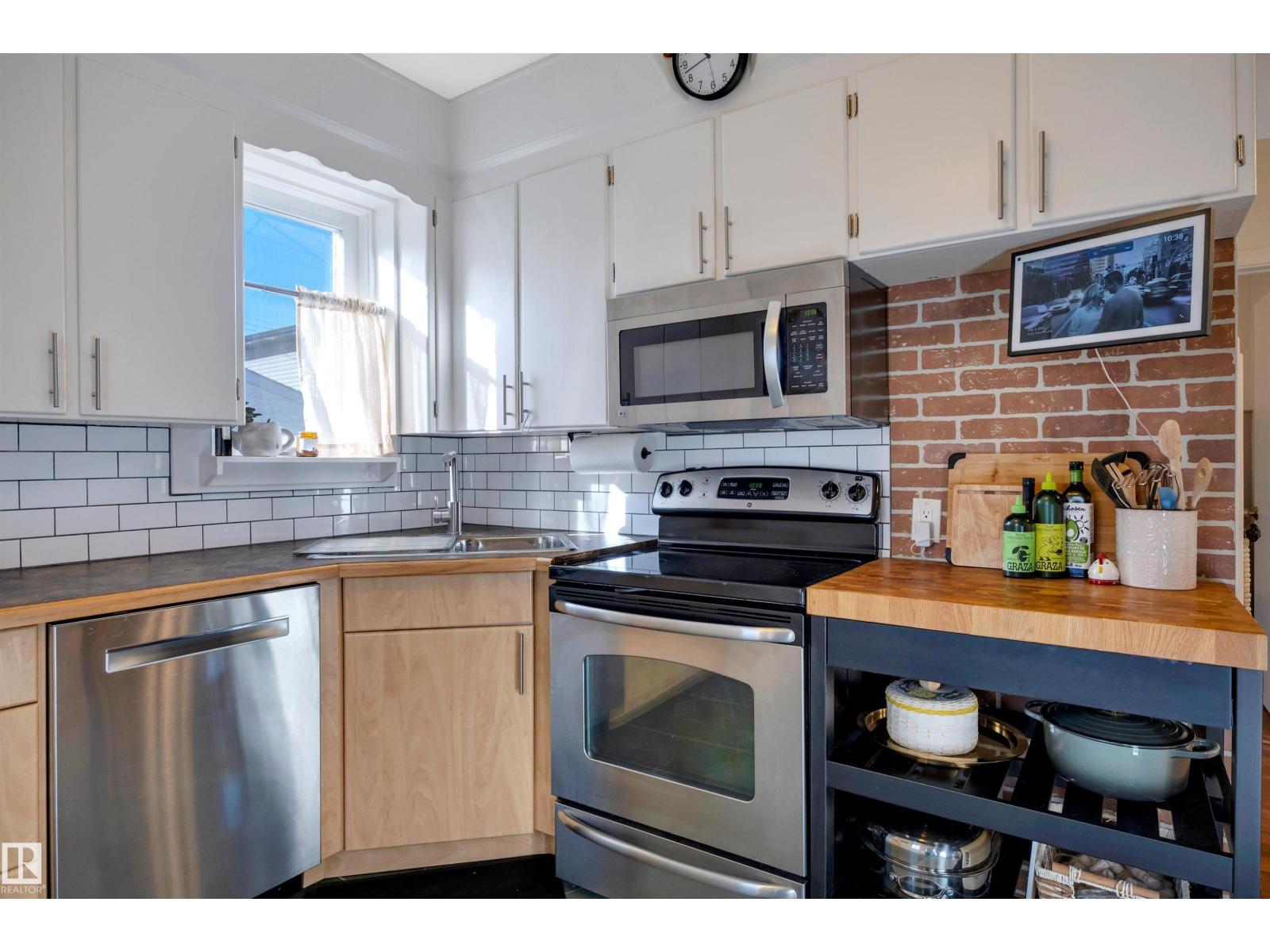 10647 68 Av Nw Property Photo 10