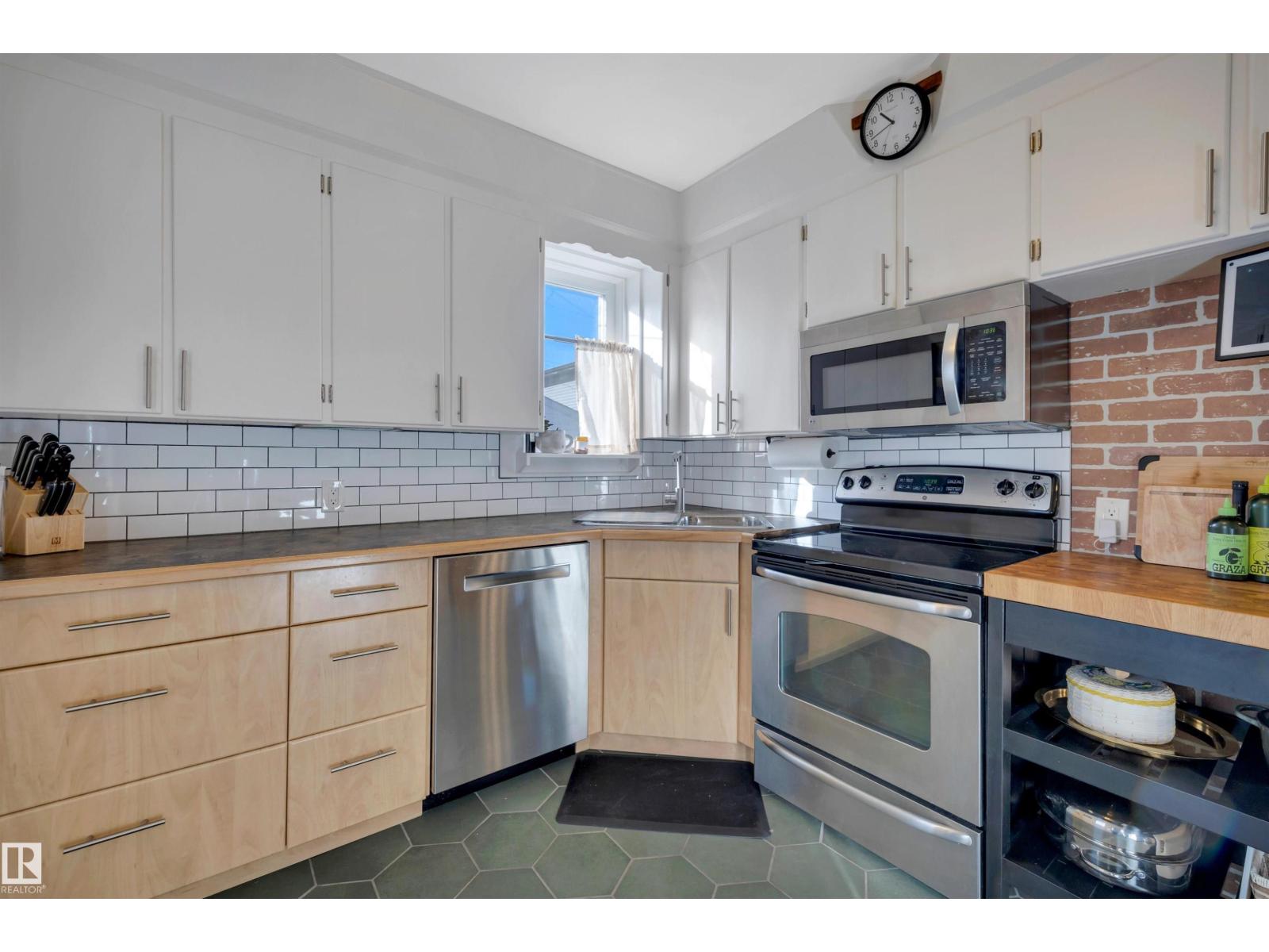 10647 68 Av Nw Property Photo 11