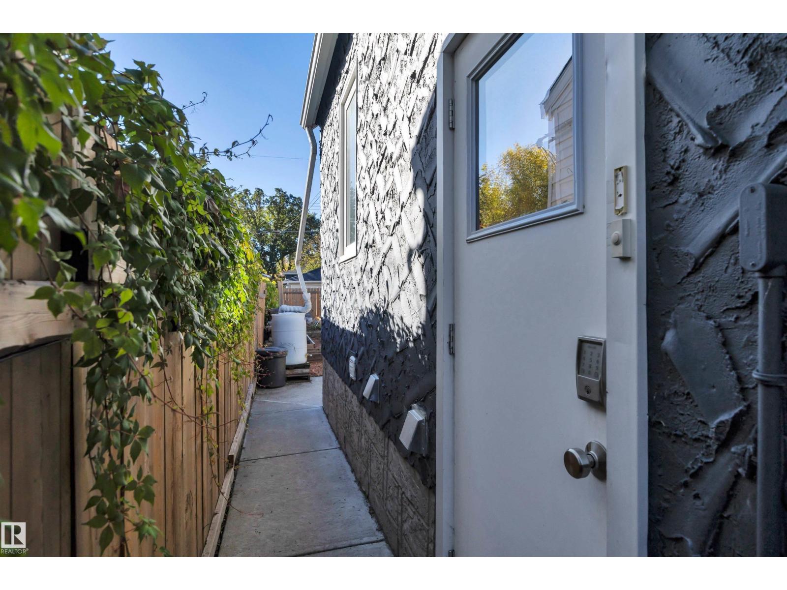10647 68 Av Nw Property Photo 44