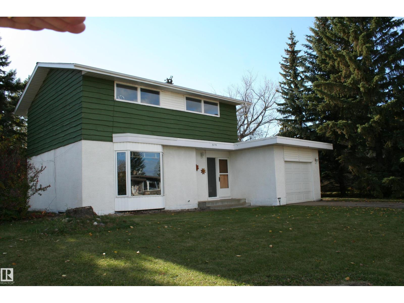 5219 57 Av Property Photo 2