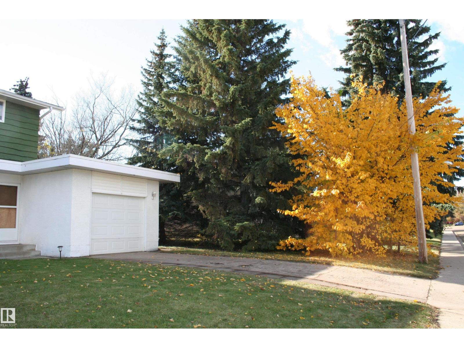 5219 57 Av Property Photo 3