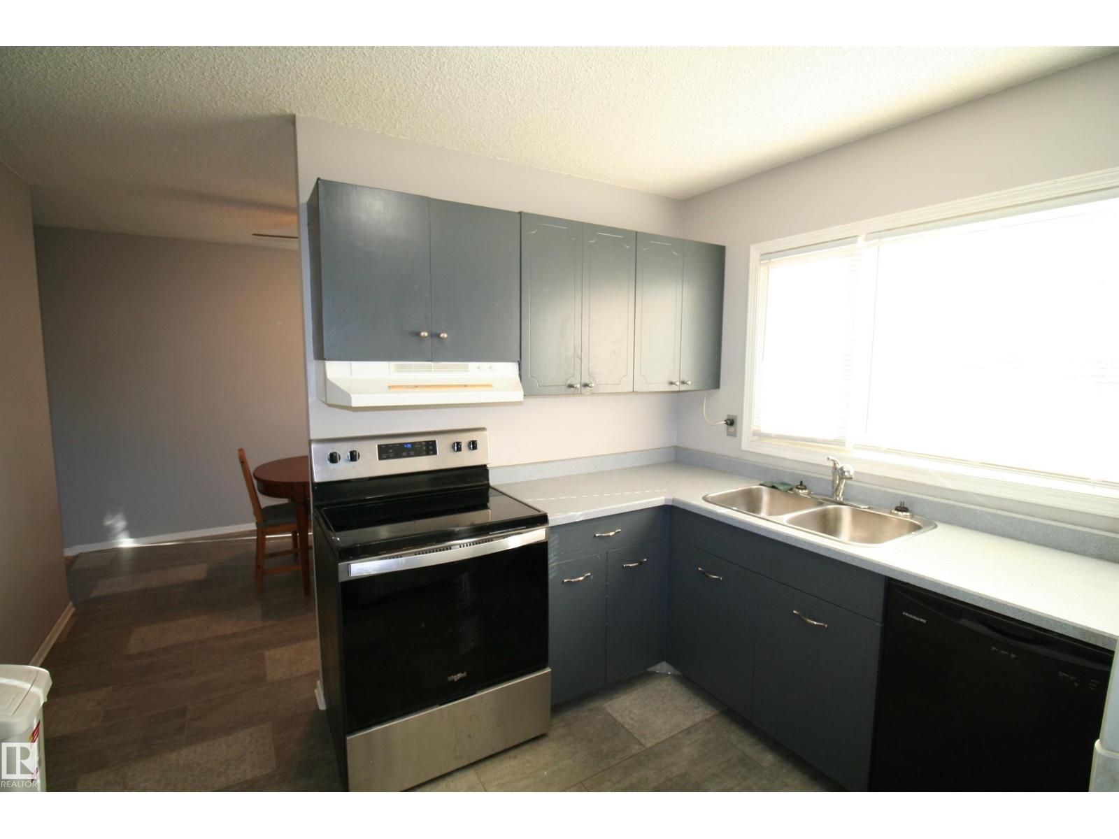 5219 57 Av Property Photo 4