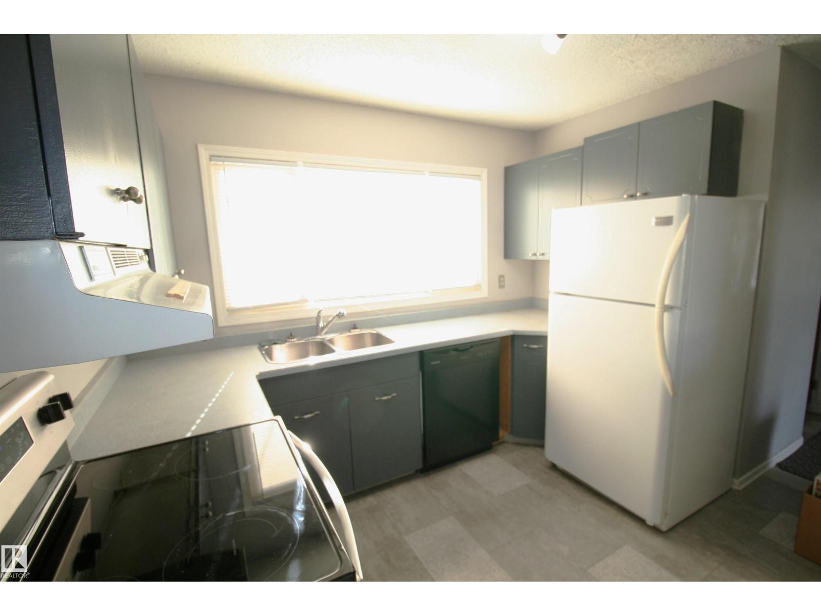 5219 57 Av Property Photo 5