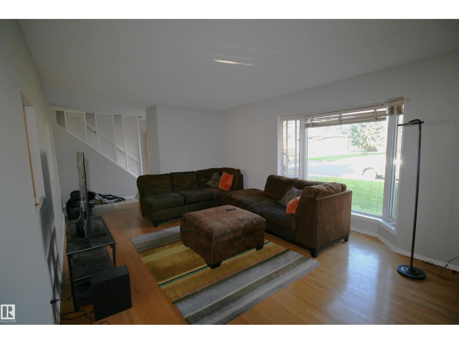 5219 57 Av Property Photo 9