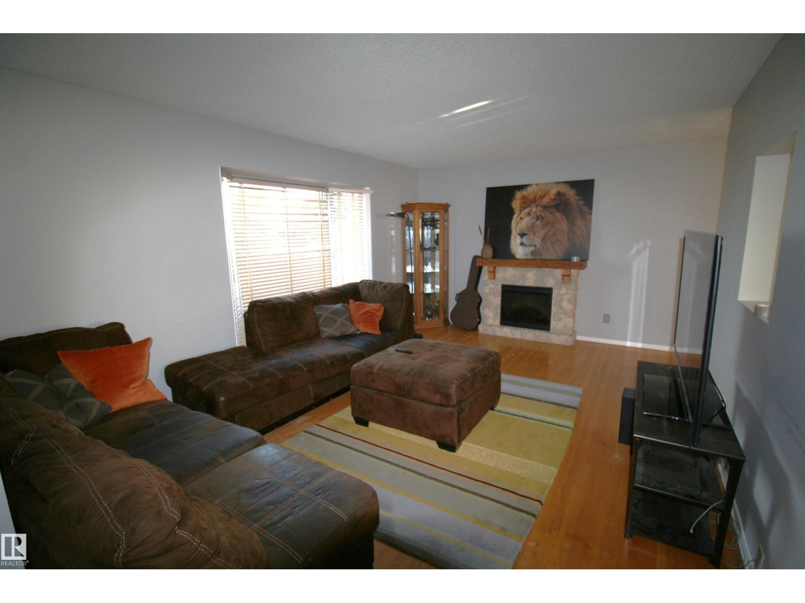 5219 57 Av Property Photo 10