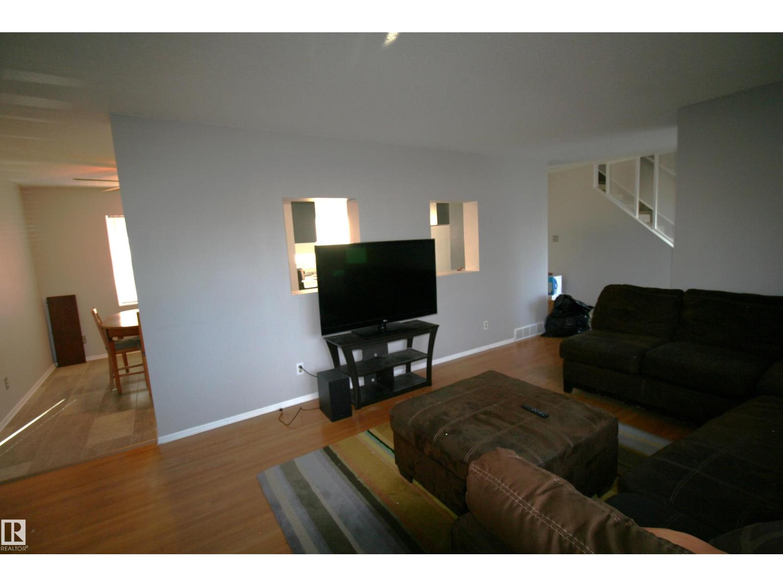 5219 57 Av Property Photo 11
