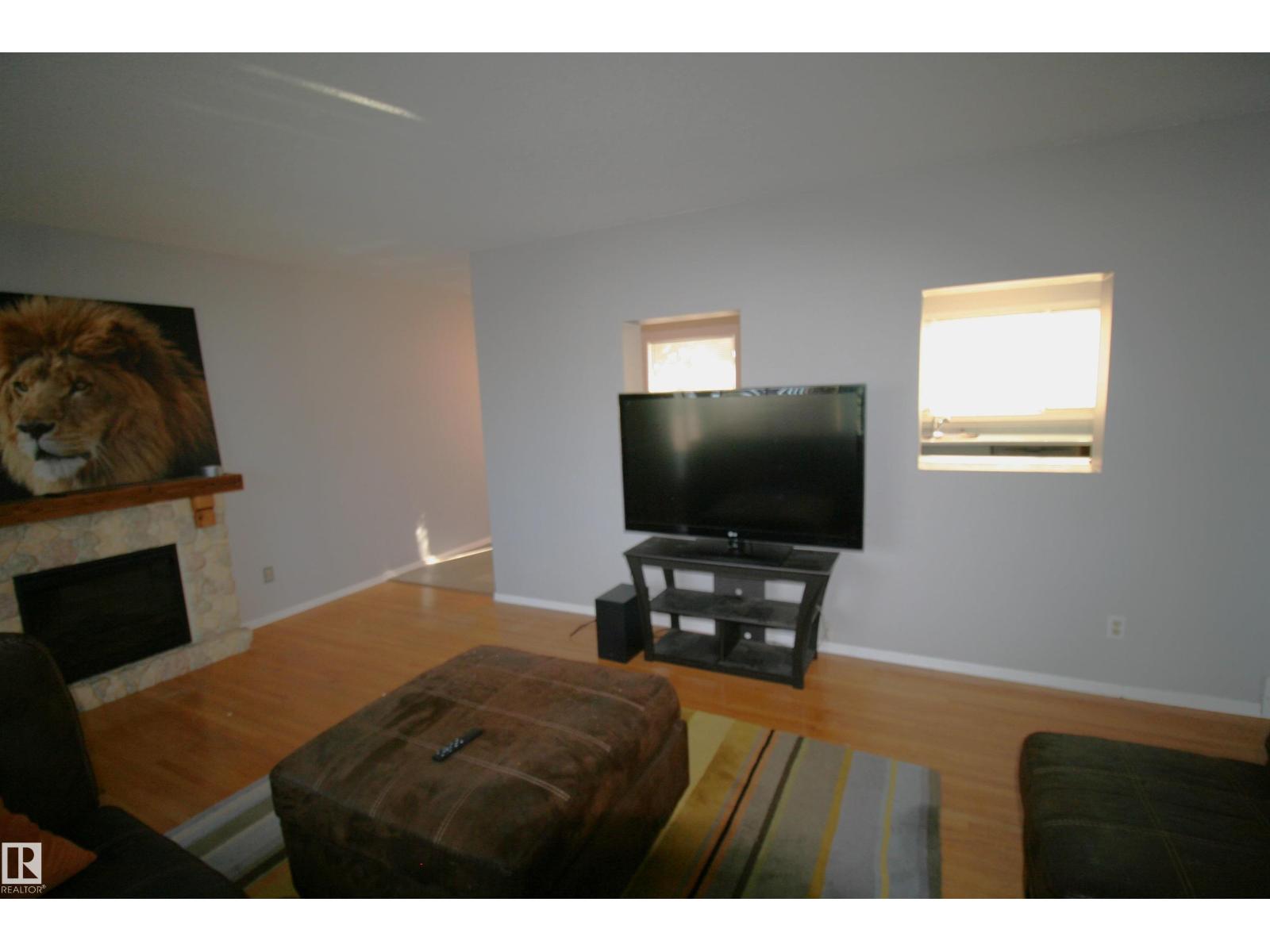 5219 57 Av Property Photo 12