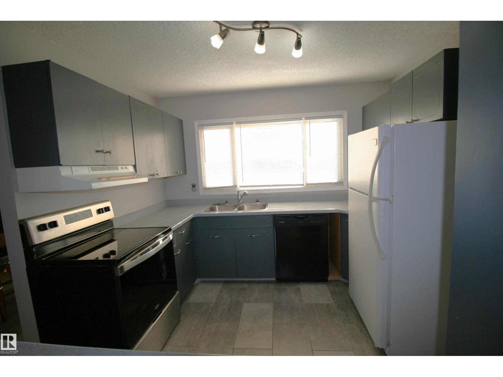 5219 57 Av Property Photo 13