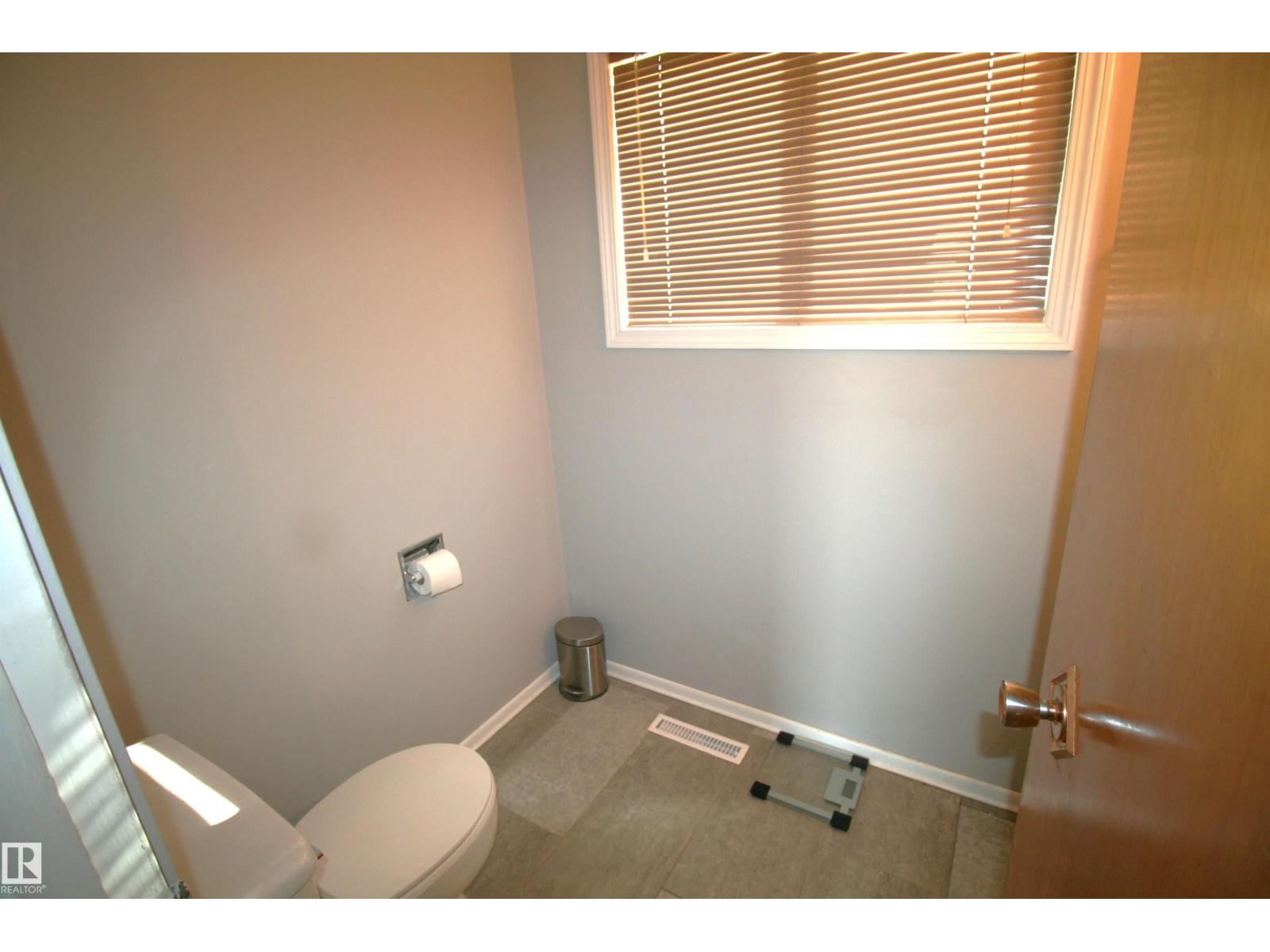 5219 57 Av Property Photo 14