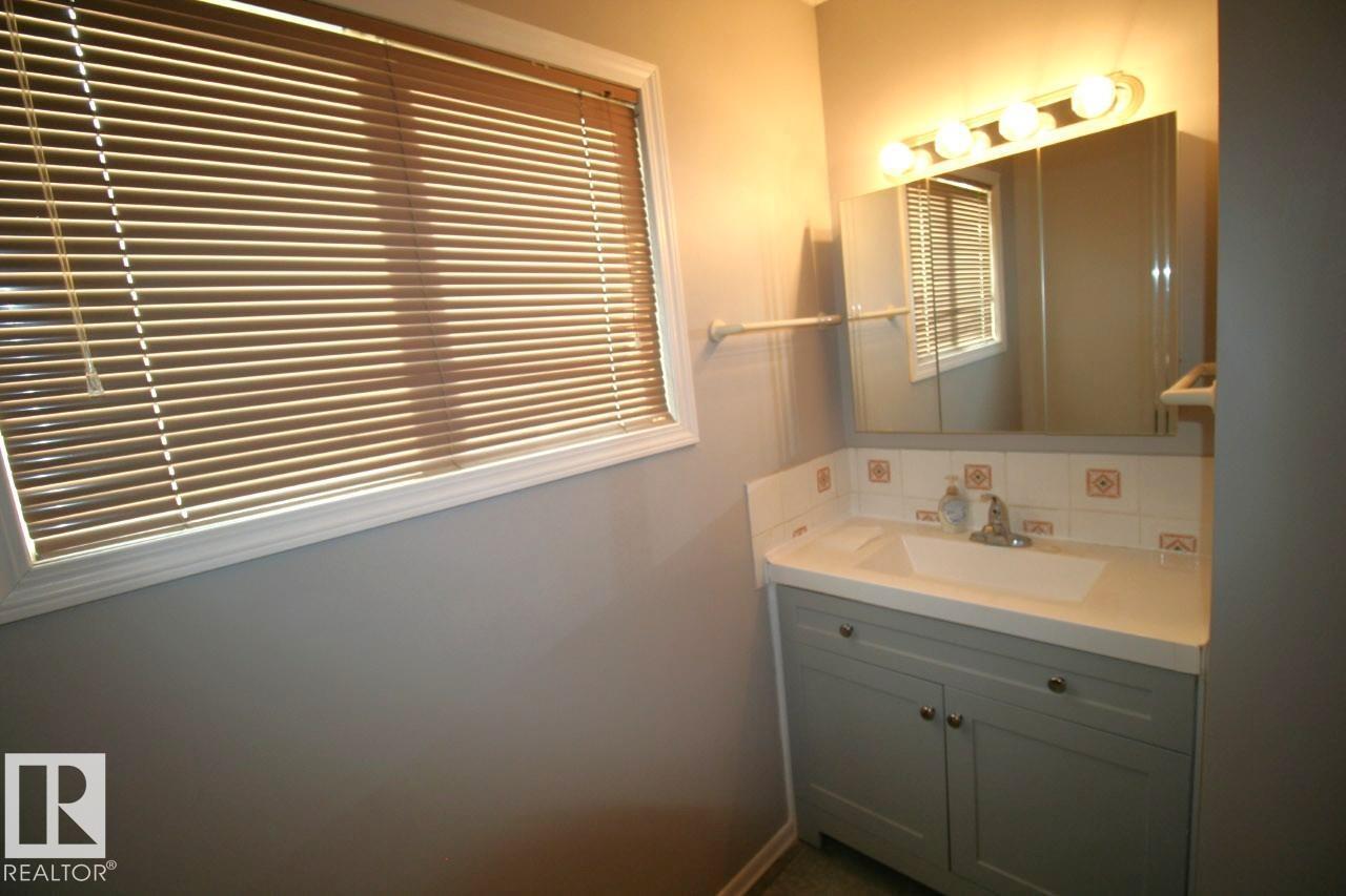 5219 57 Av Property Photo 15