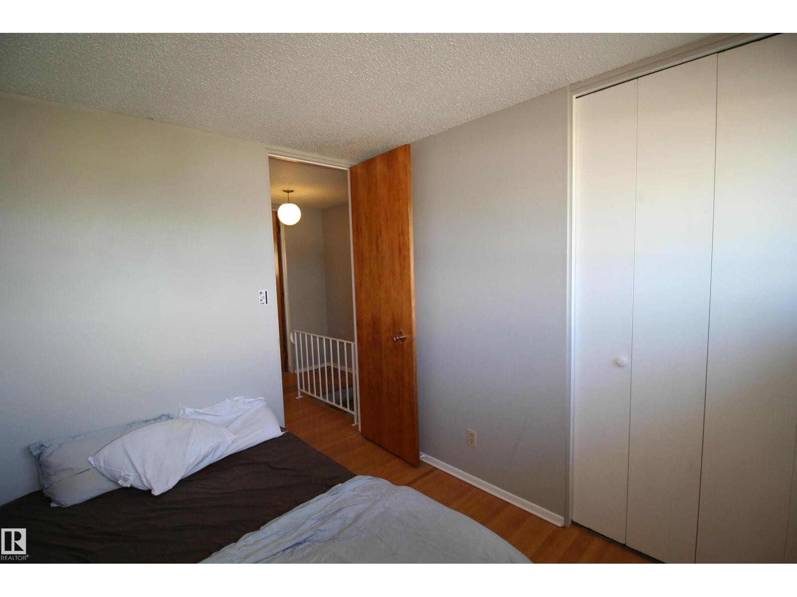 5219 57 Av Property Photo 17