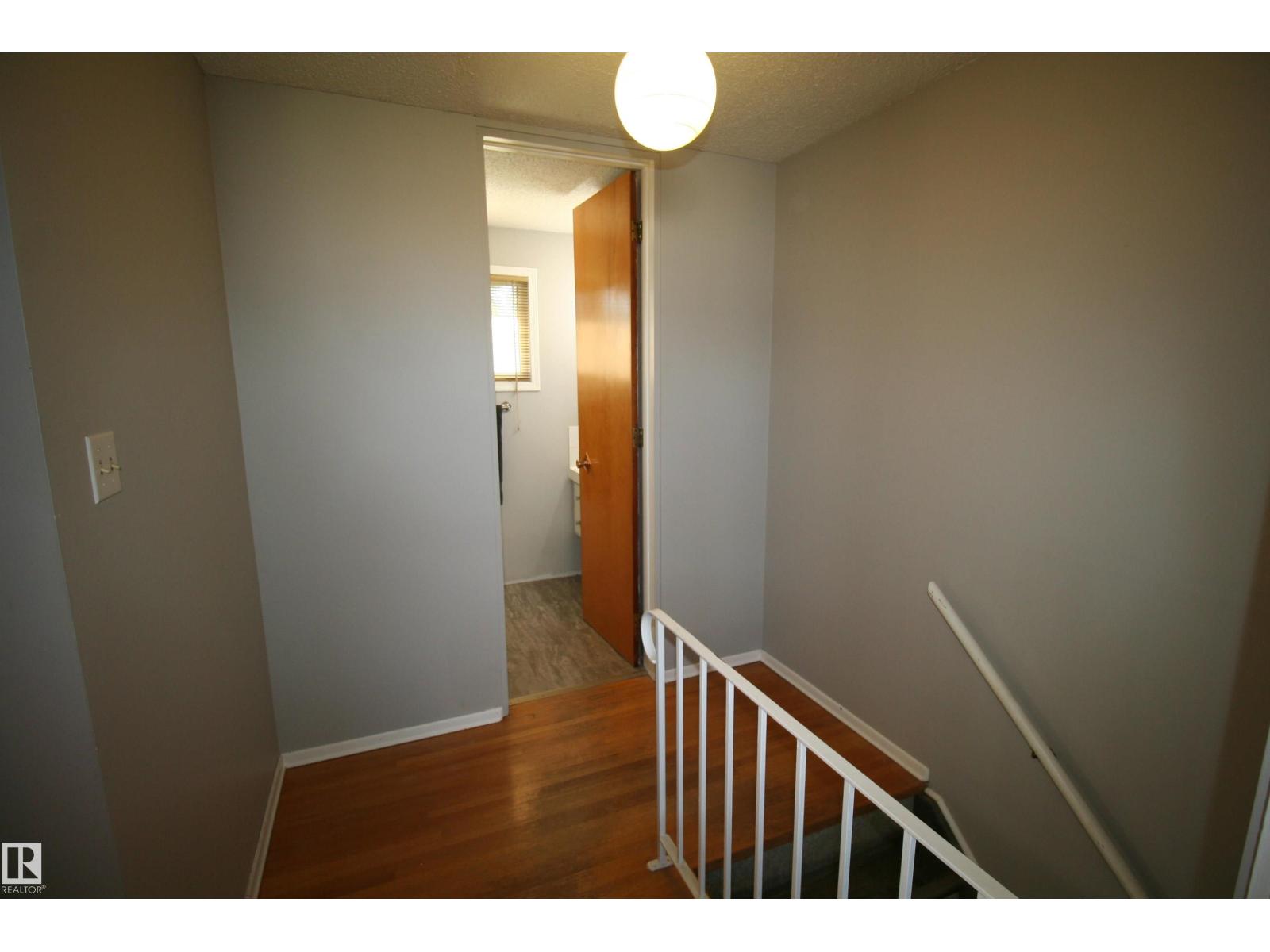 5219 57 Av Property Photo 18