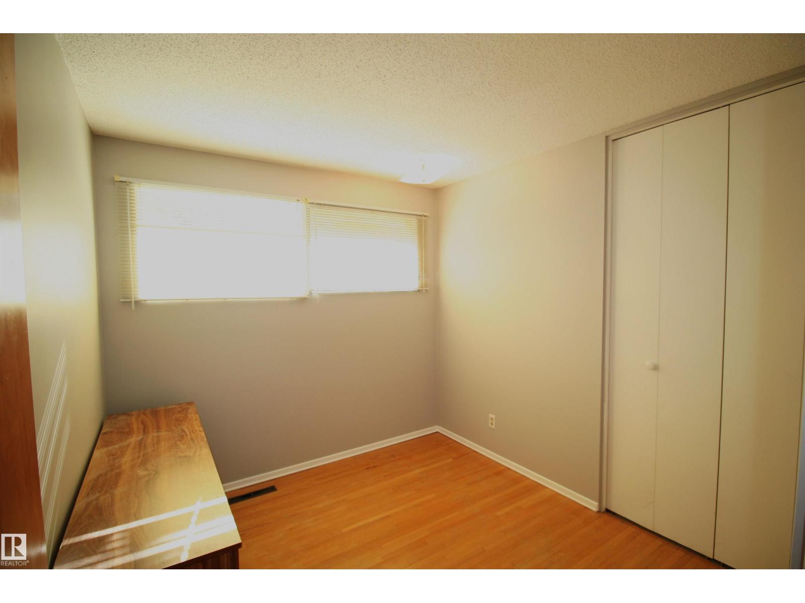5219 57 Av Property Photo 20