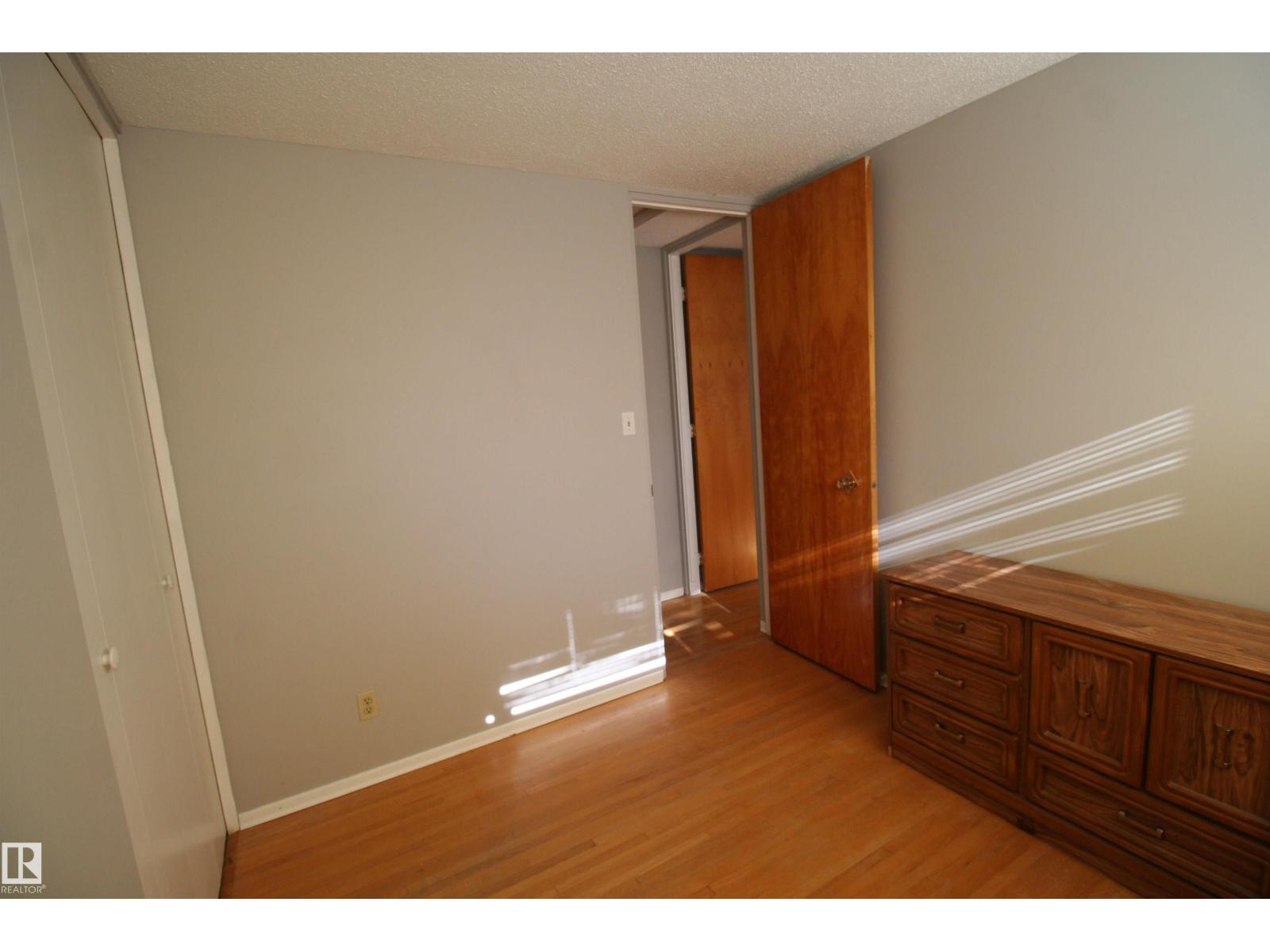 5219 57 Av Property Photo 21