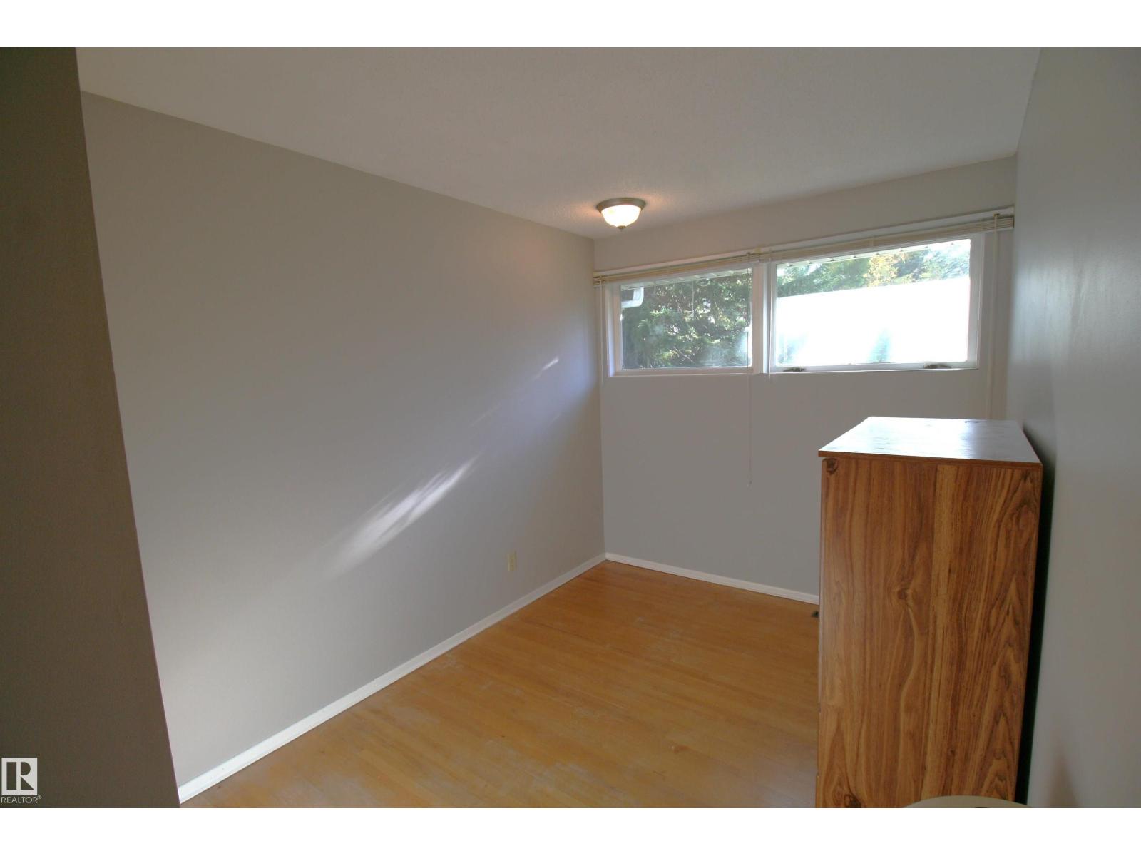 5219 57 Av Property Photo 22