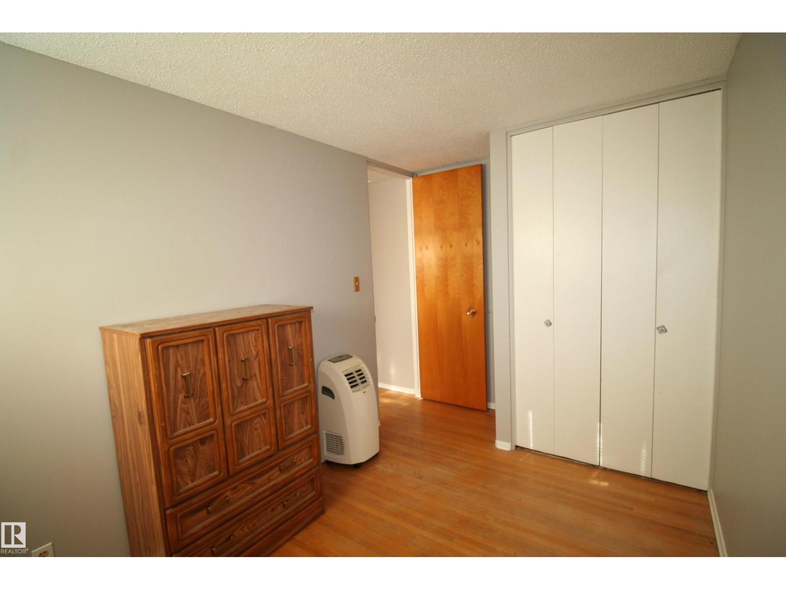 5219 57 Av Property Photo 23