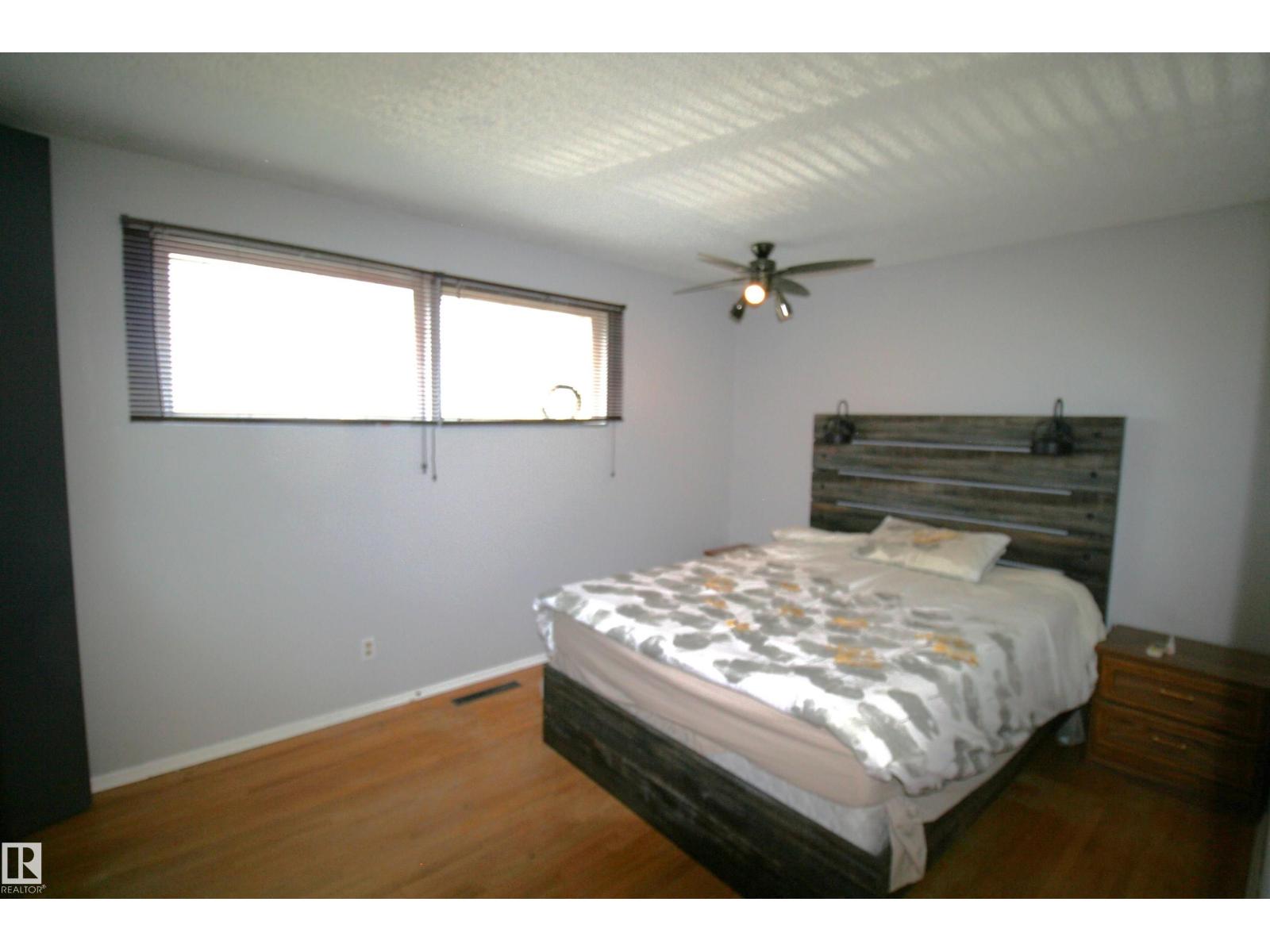 5219 57 Av Property Photo 24