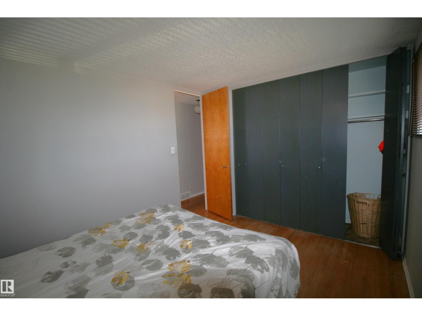 5219 57 Av Property Photo 26