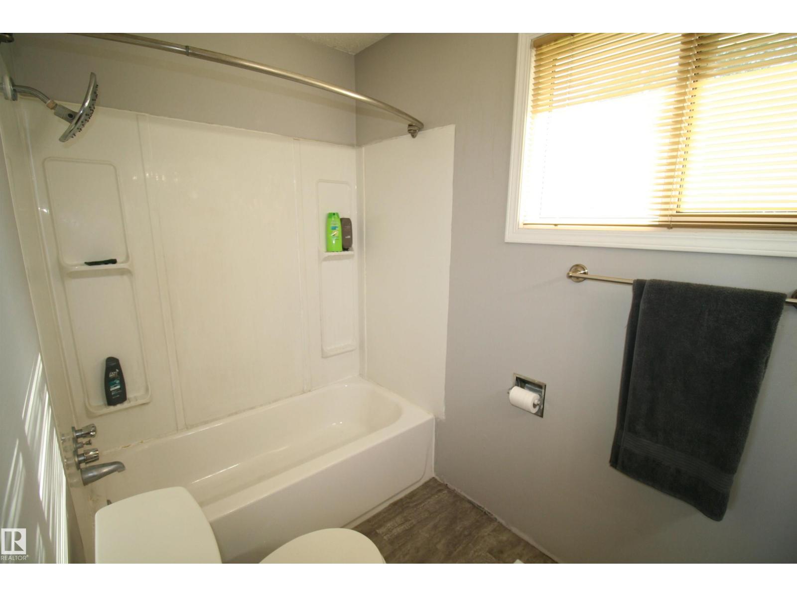5219 57 Av Property Photo 27