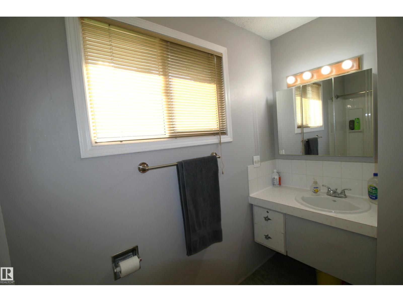 5219 57 Av Property Photo 28