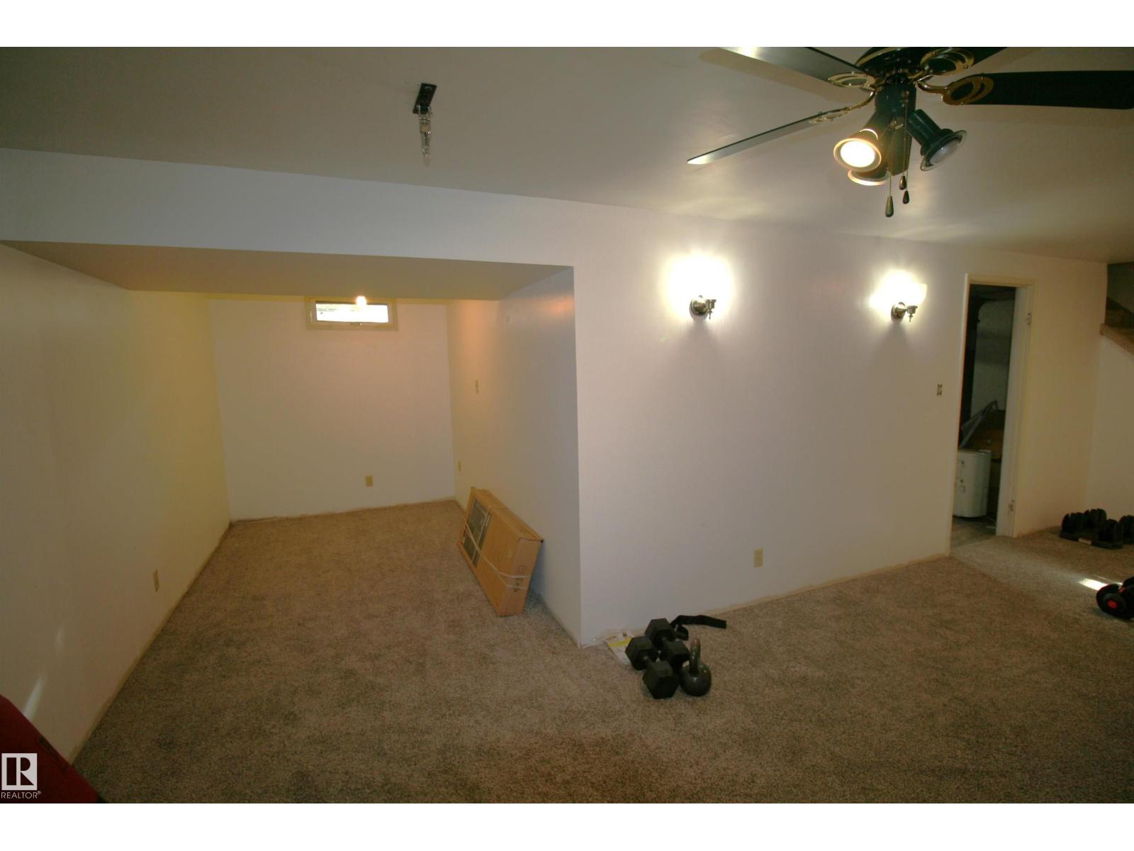 5219 57 Av Property Photo 32