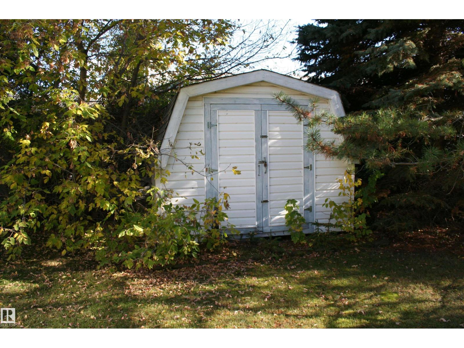 5219 57 Av Property Photo 38