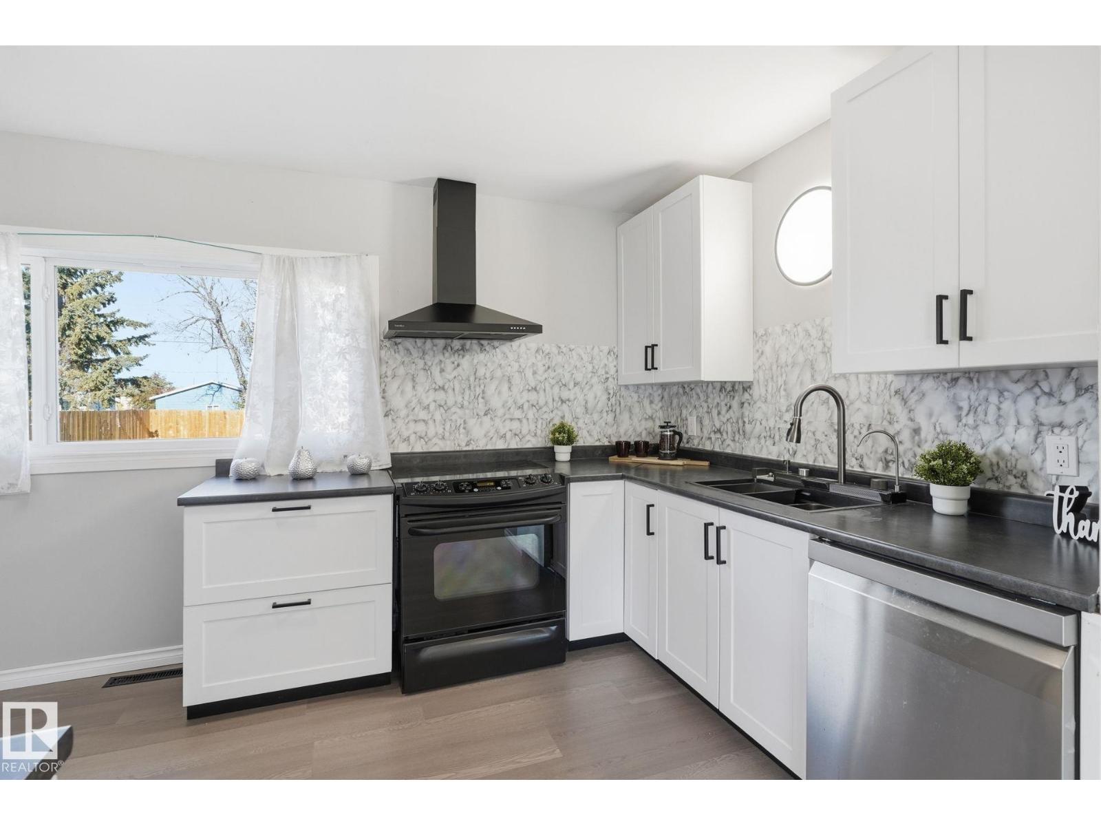 4920 55 Av Property Photo 9