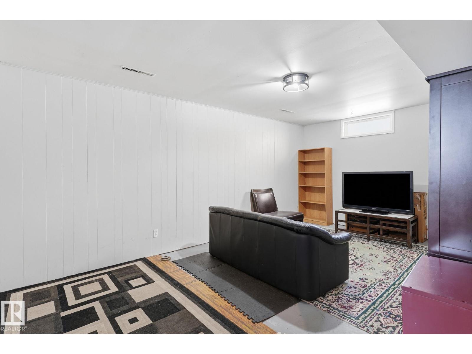 4920 55 Av Property Photo 16