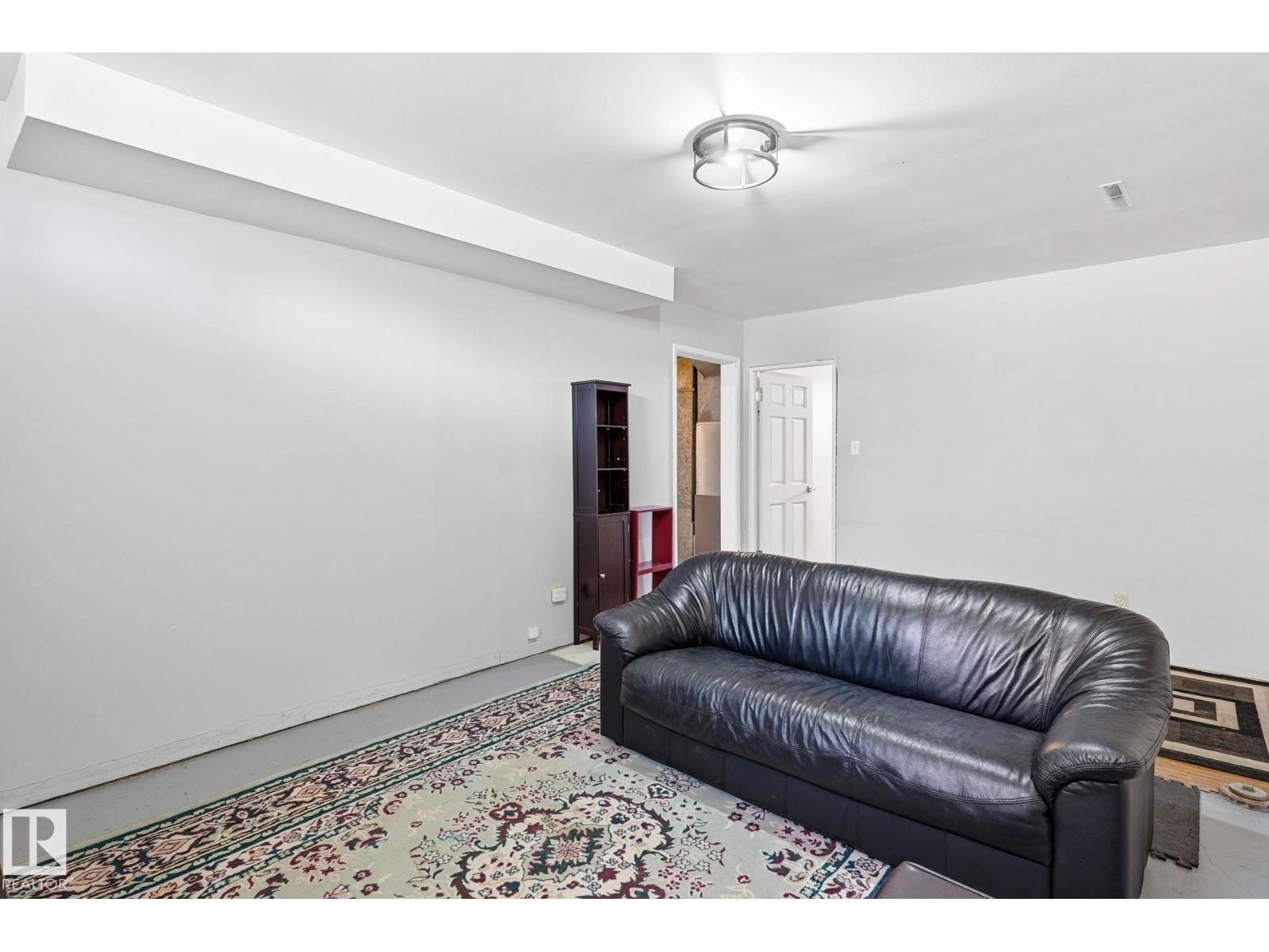 4920 55 Av Property Photo 18