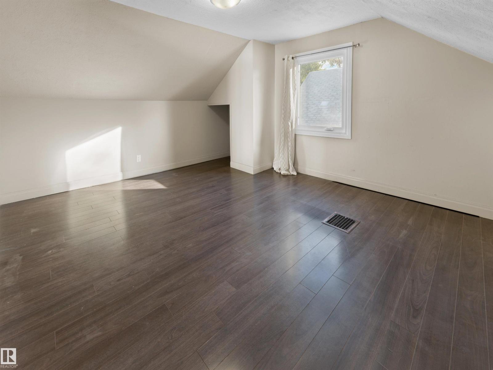 11142 71 Av Nw Property Photo 18