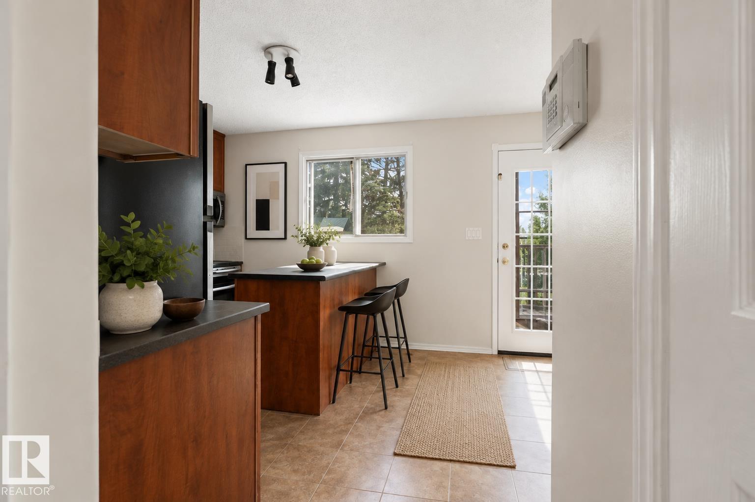 8313 156 Av Nw Property Photo 6