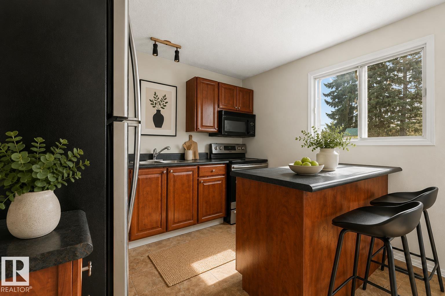 8313 156 Av Nw Property Photo 7
