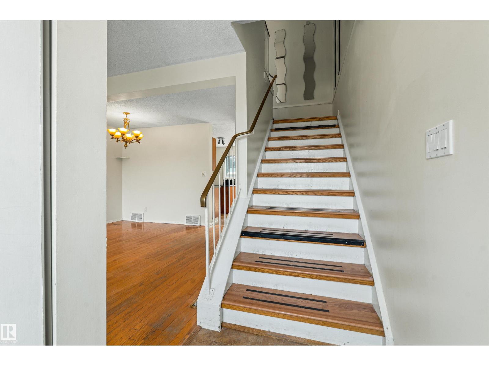 8313 156 Av Nw Property Photo 31