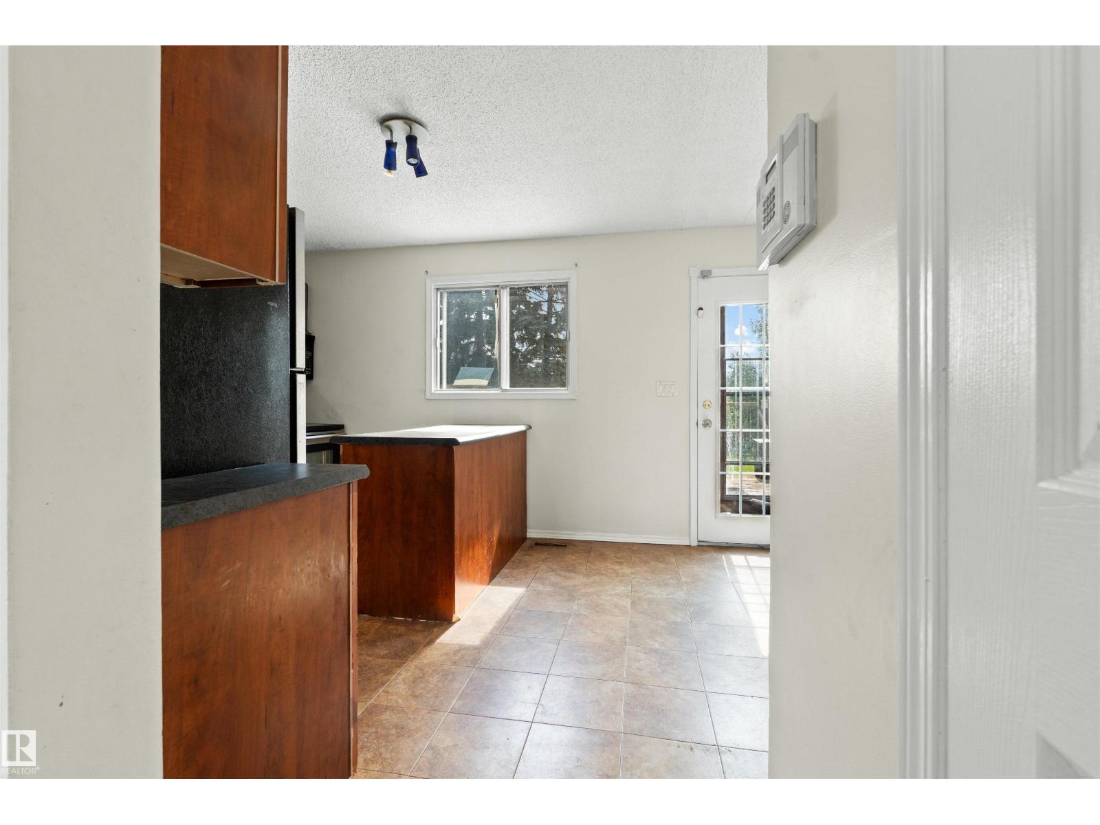 8313 156 Av Nw Property Photo 38
