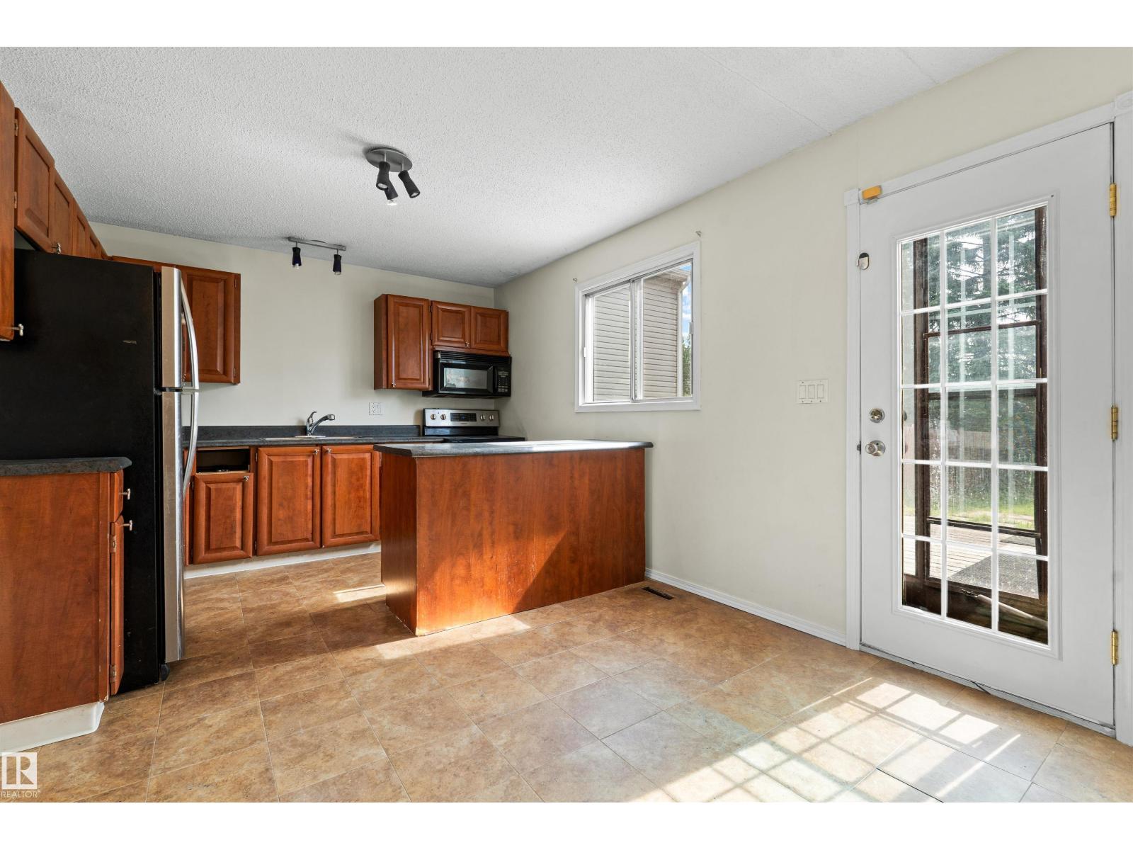 8313 156 Av Nw Property Photo 41