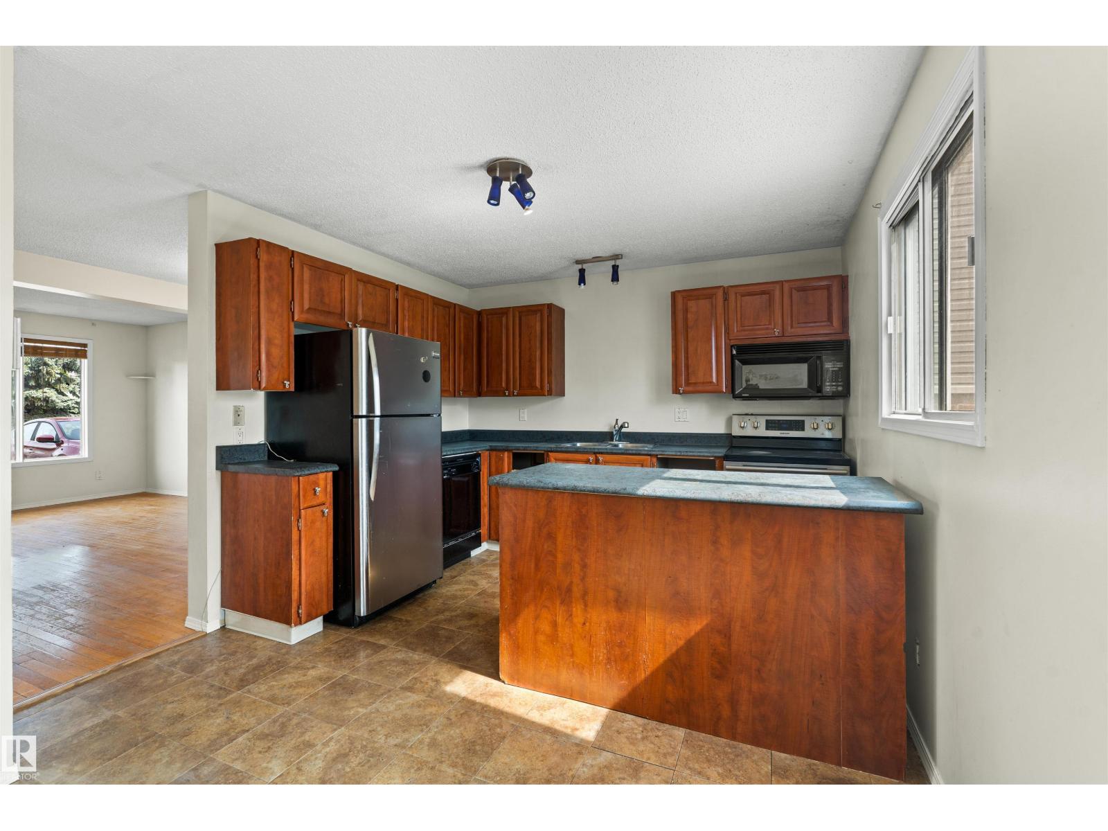 8313 156 Av Nw Property Photo 42
