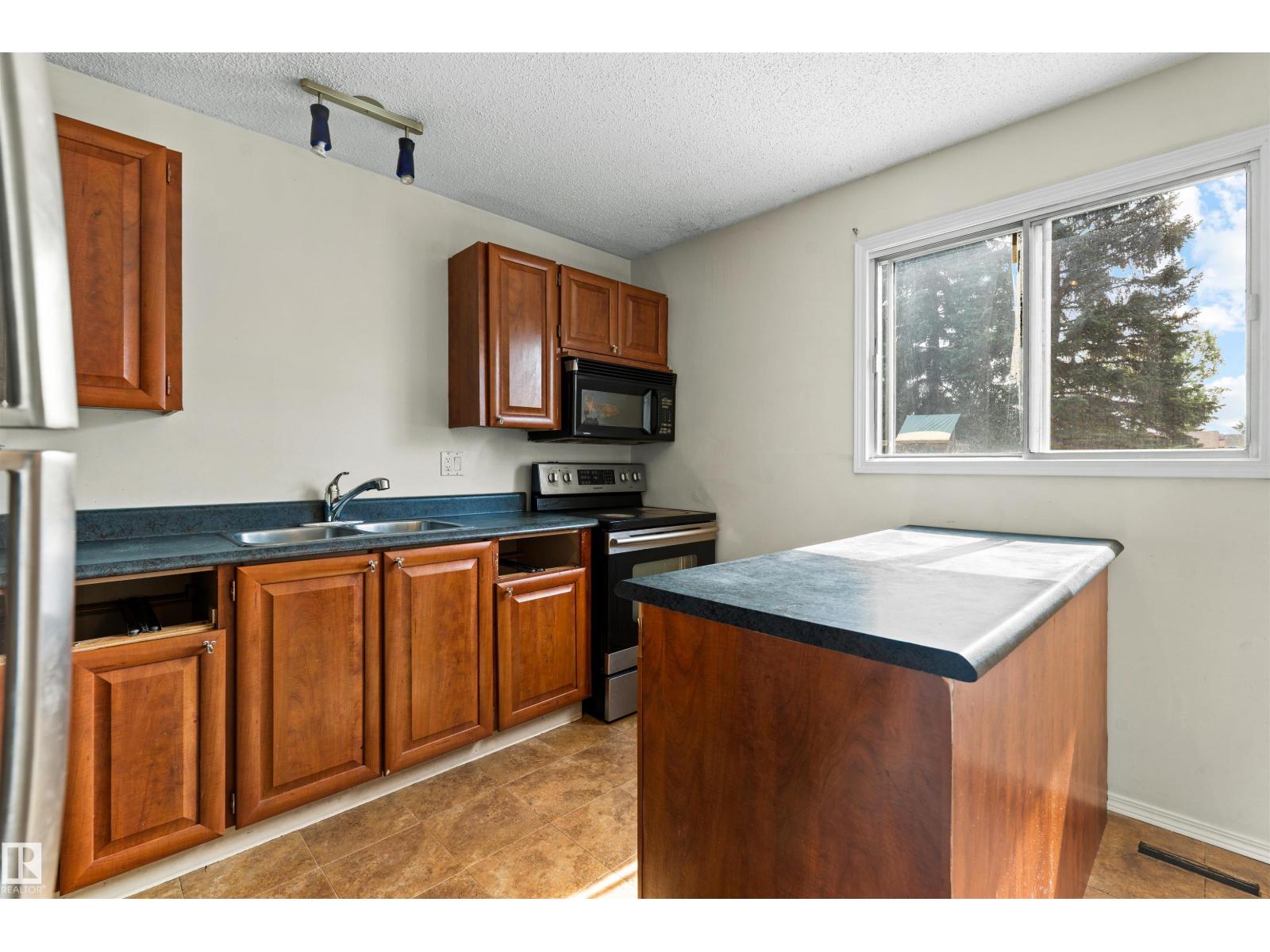 8313 156 Av Nw Property Photo 44