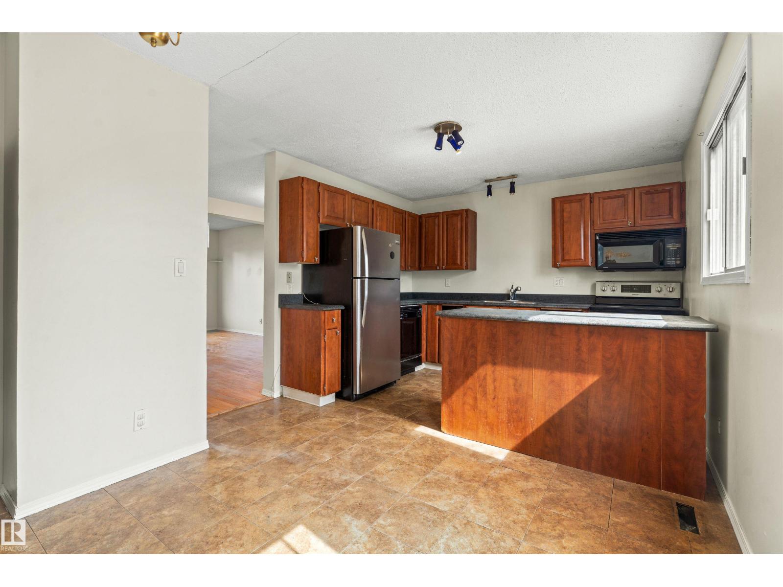 8313 156 Av Nw Property Photo 46