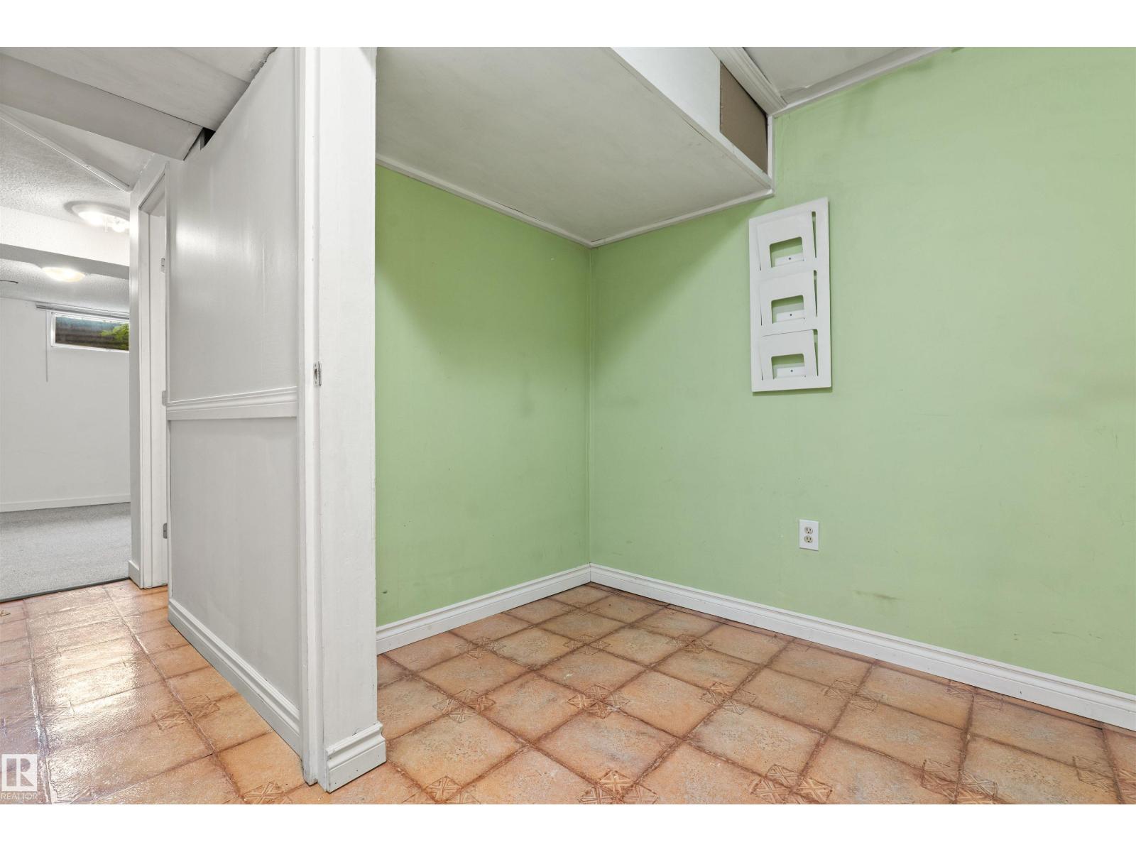 8313 156 Av Nw Property Photo 58