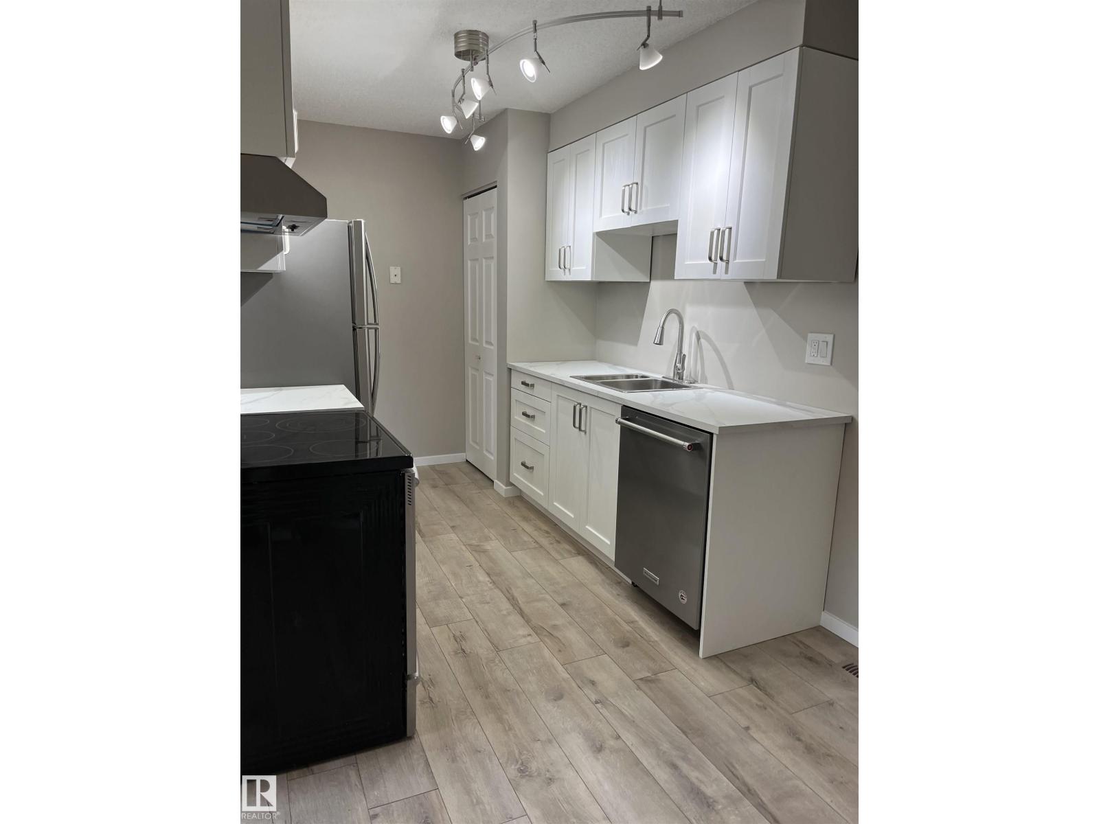 #10 14130 80 ST NW NW Property Photo 1