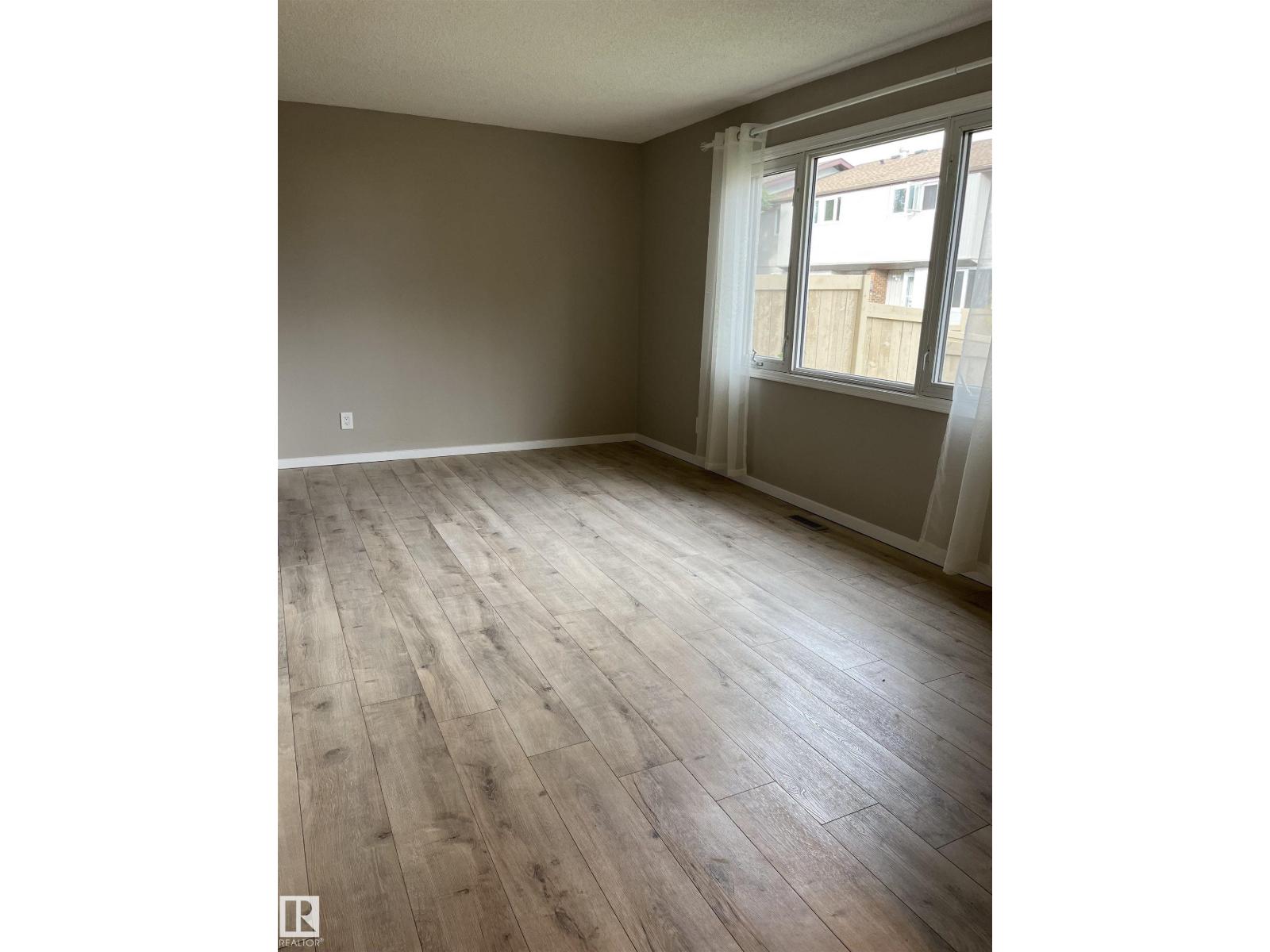 #10 14130 80 St Nw Nw Property Photo 4