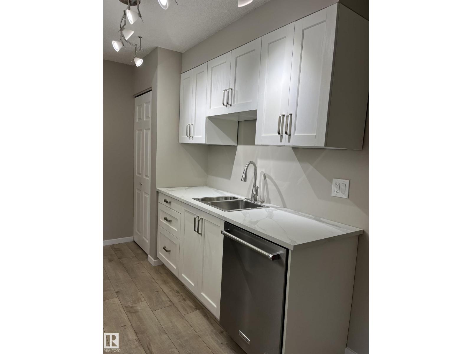 #10 14130 80 St Nw Nw Property Photo 6