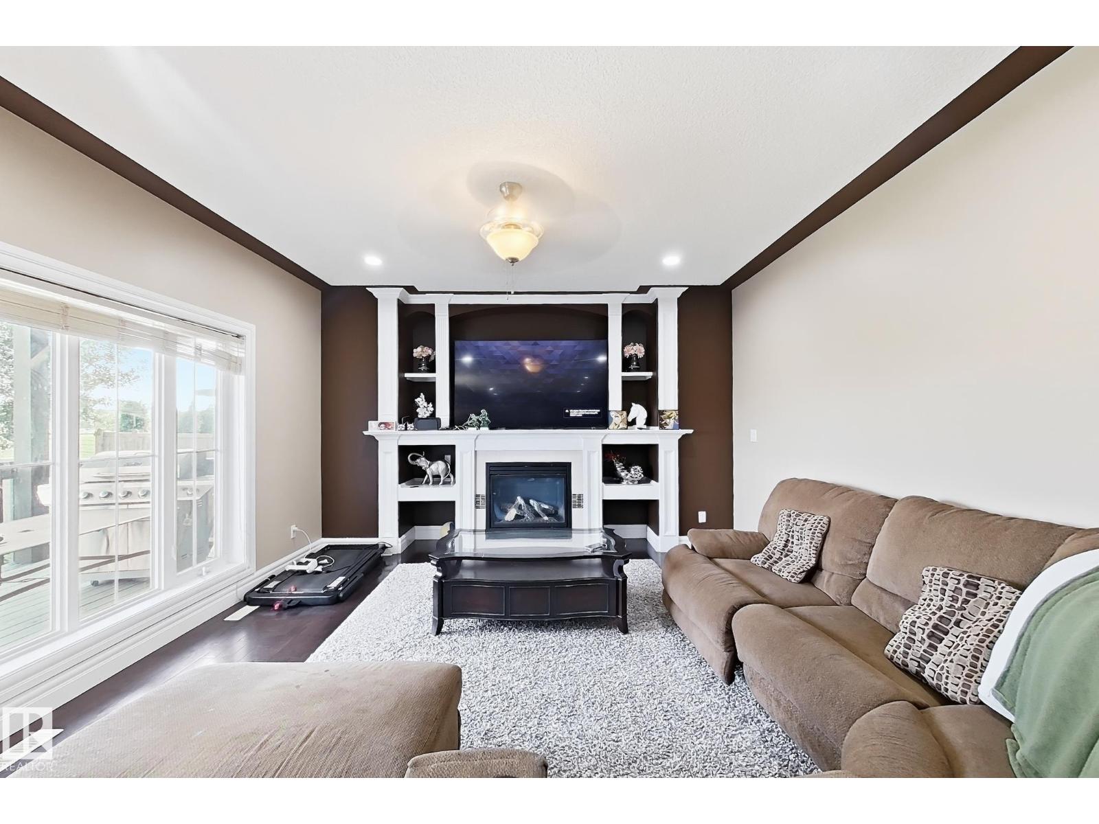 5931 12 Av Sw Property Photo 13