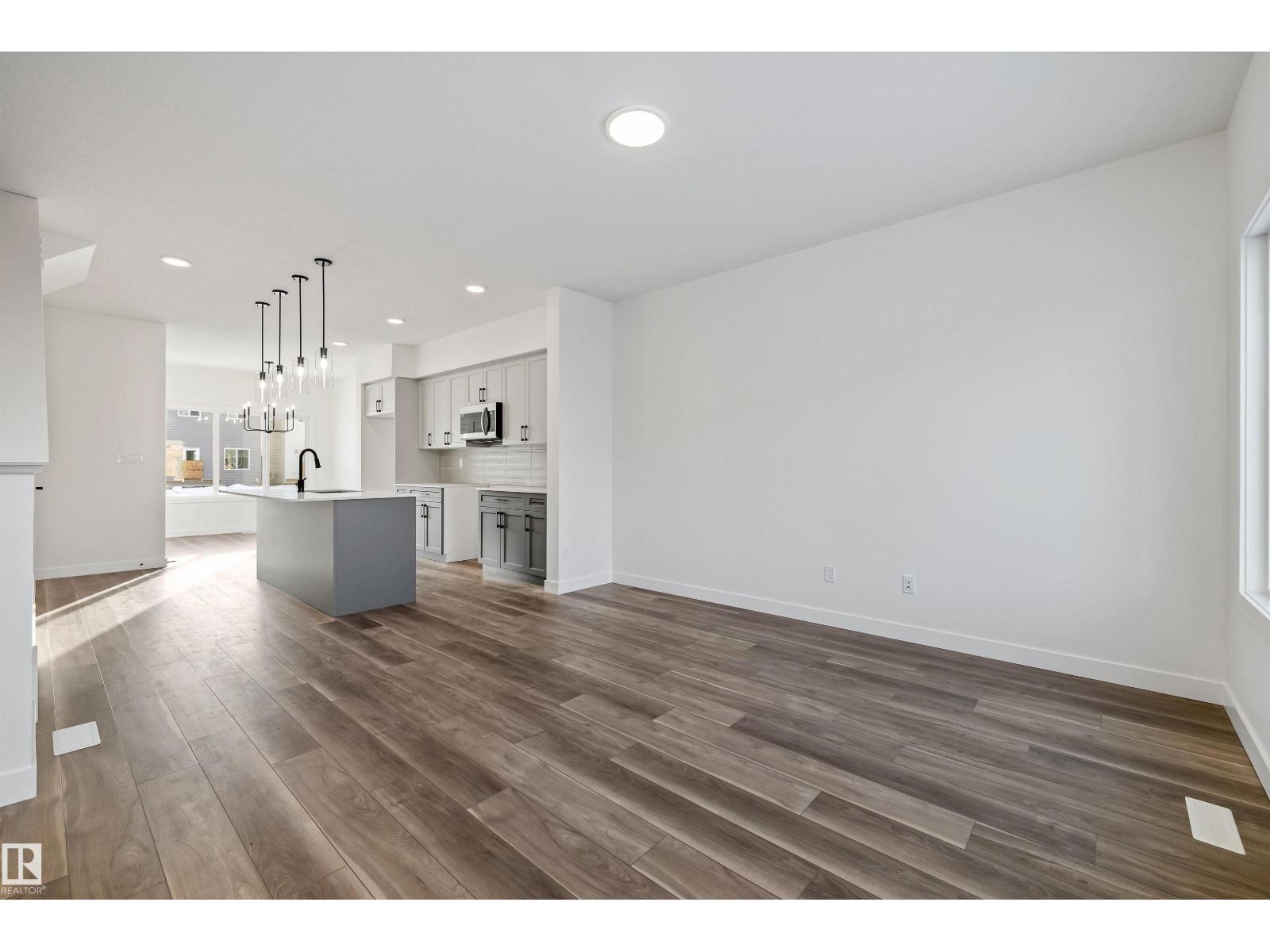 18847 29 Av Nw Property Photo 4