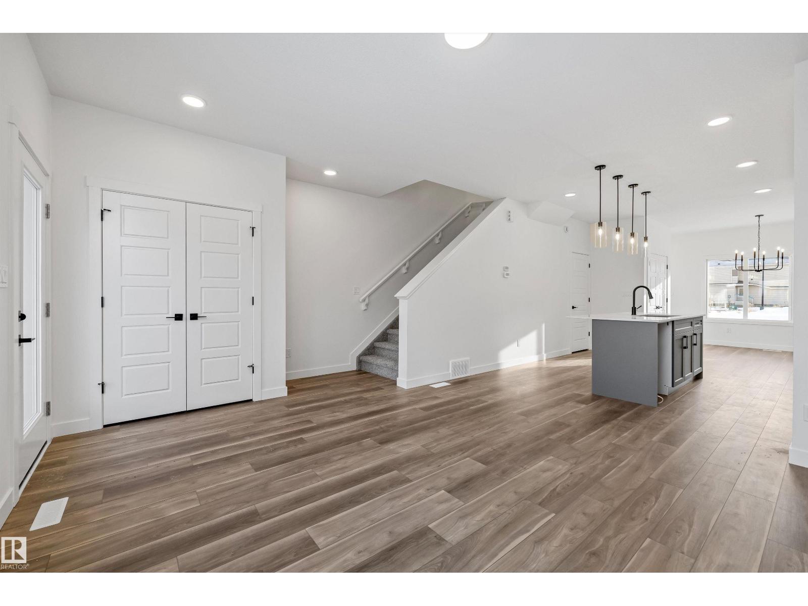 18847 29 Av Nw Property Photo 5