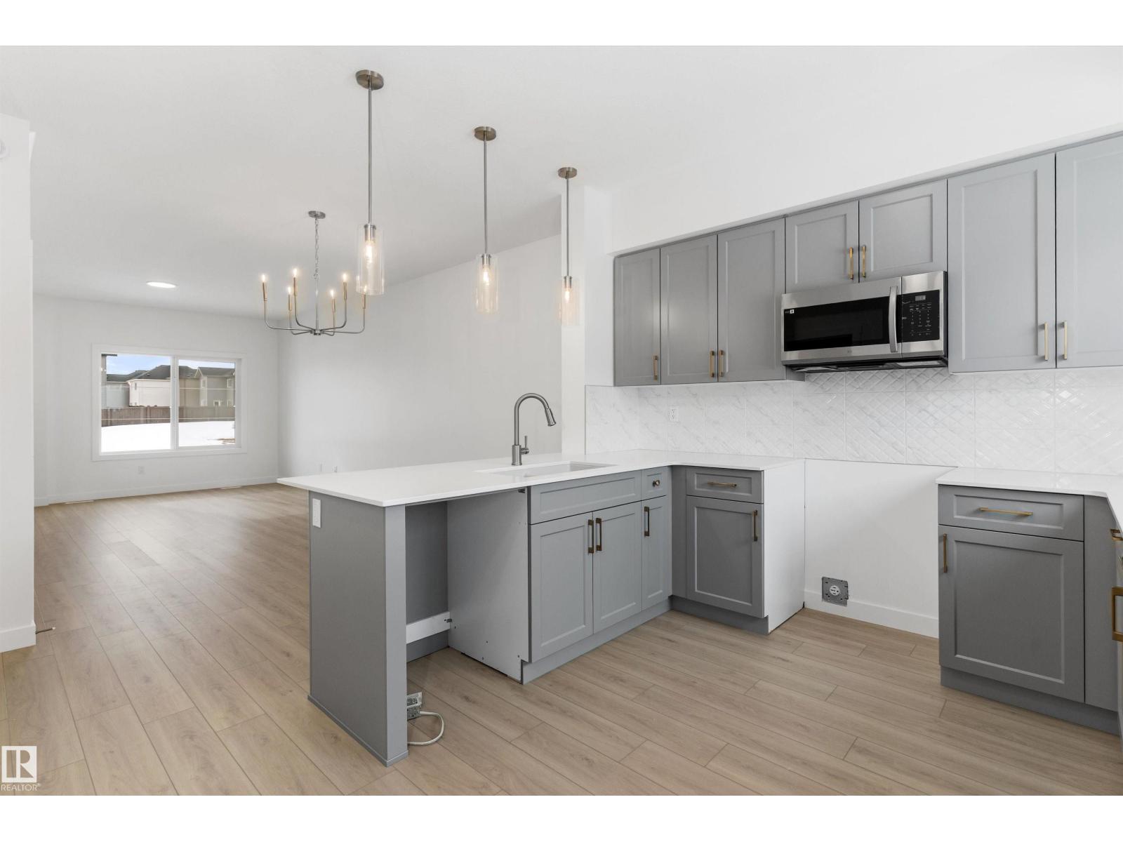 18816 28 Av Nw Property Photo 6