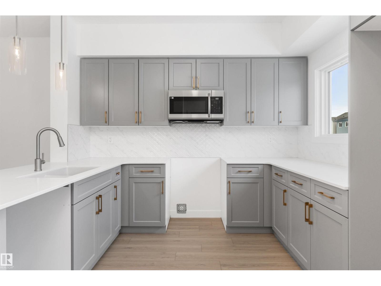 18816 28 Av Nw Property Photo 7