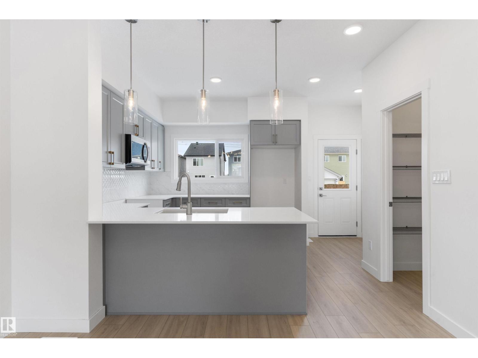 18816 28 Av Nw Property Photo 11