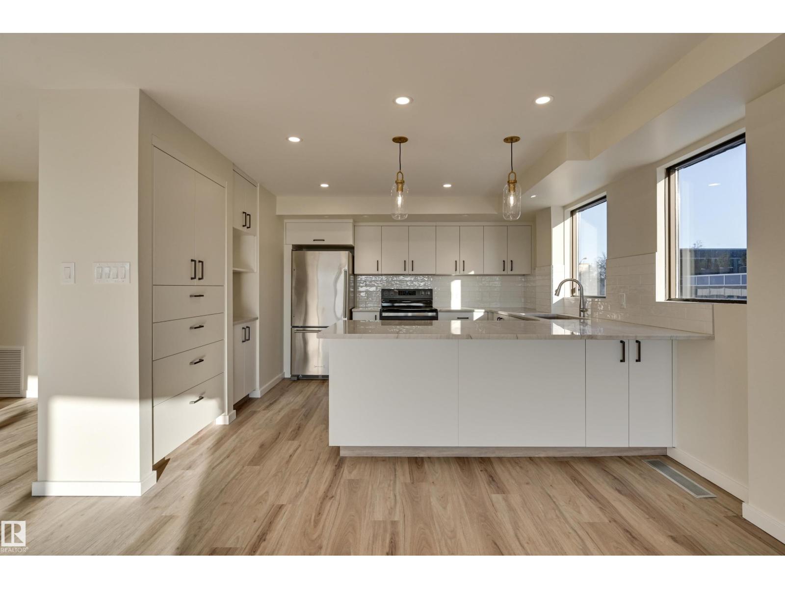 #1 11960 100 Av Nw Property Photo 4